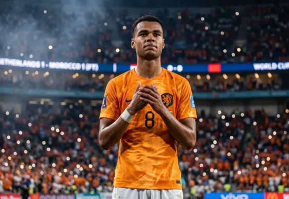 Cody Gakpo wearing Netherlands jersey at World Cup 2026 during an English reading and listening lesson on Listenglish.
